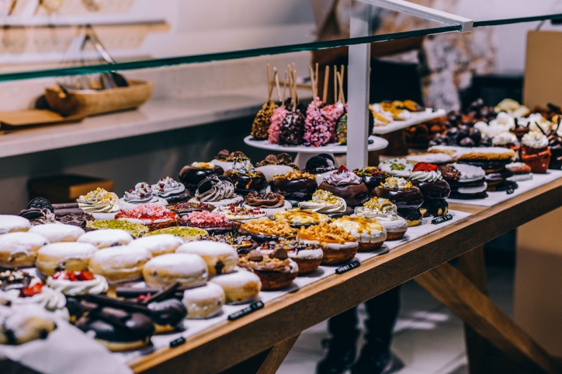 boulangerie-STE MAXIME-min_shop_dessert_pastry_bakery_counter-184398